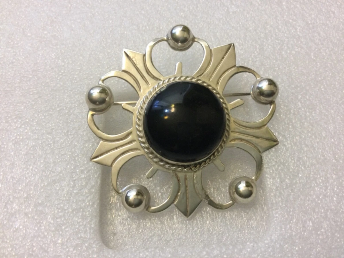 Onyx brooch shop