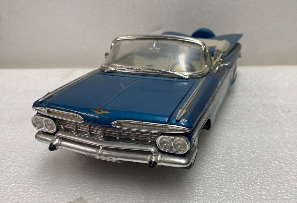 １９５９　ＣＨＥＶＲＯＬＥＴ　ＩＭＰＡＬＡ　【１/１８】　新品、未使用！ Road Legends 1959 Chevy Impala 1 18th Scale for sale online