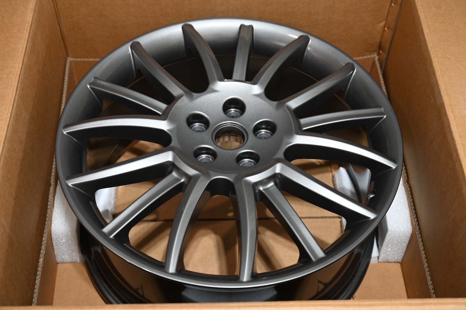 Genuine OEM Maserati GranCabrio GranTurismo 20" Front Wheel Rim P/N 82126103 NEW