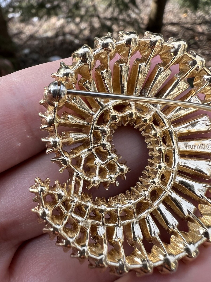 アクセサリー Vintage Trifari brooch Vintage Crown TRIFARI Gold Tone Ocean Wave Marked/Signed