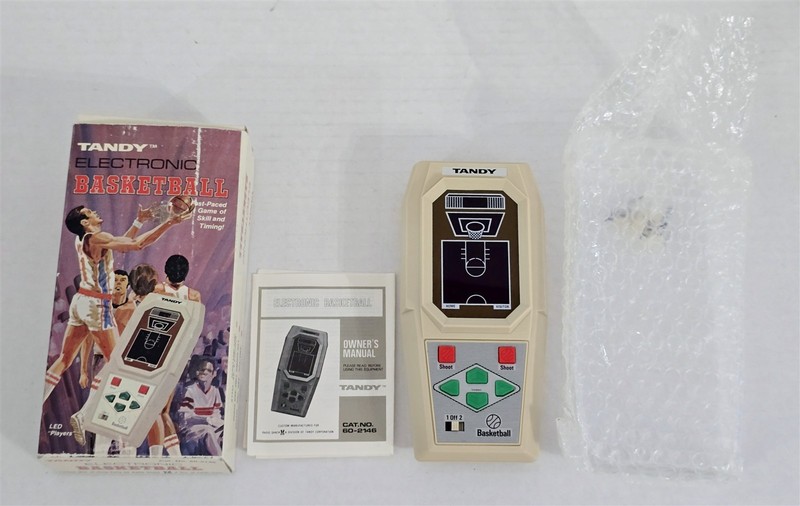 X-737 VINTAGE 1980'S RADIO SHACK TANDY BASKETBALL ELECTRONIC HANDHELD GAME W/BOX
