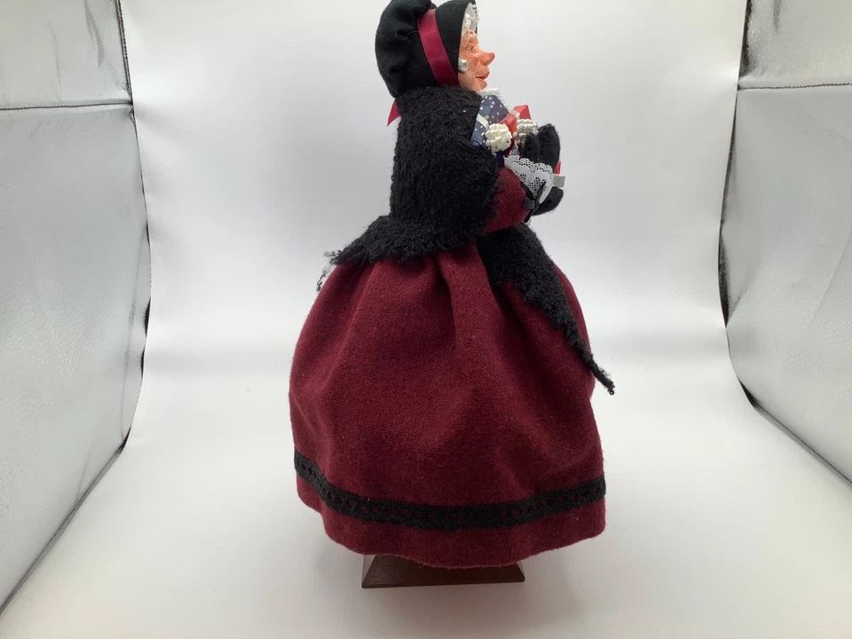 Outstanding Simpich Figurine Grandmama with Presents - Image 2 of 4
