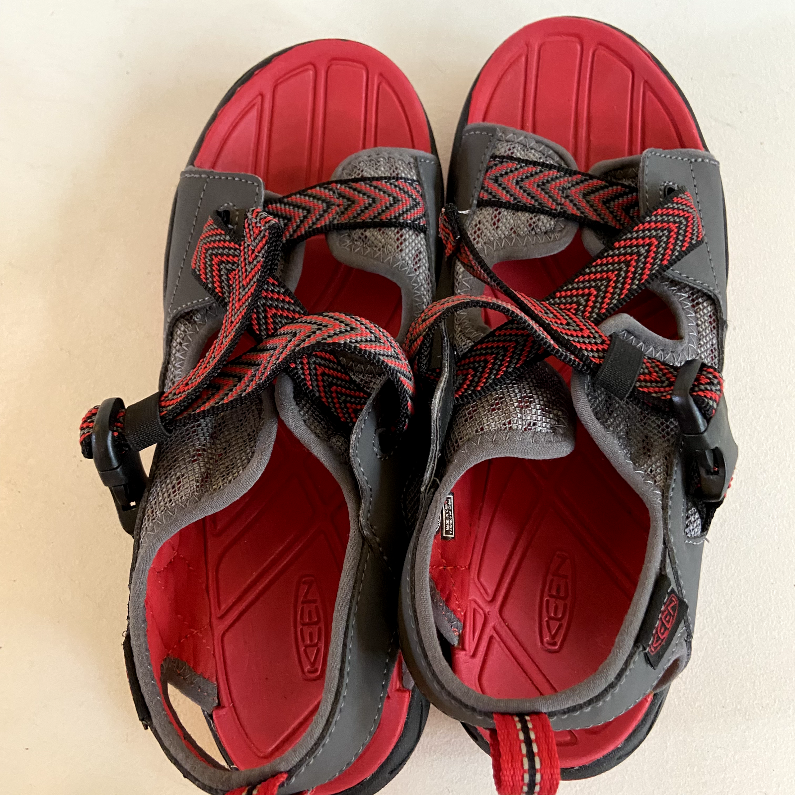 Sandali da uomo rossi grigi KEEN Rock Iguana taglia 6 clip impermeabili