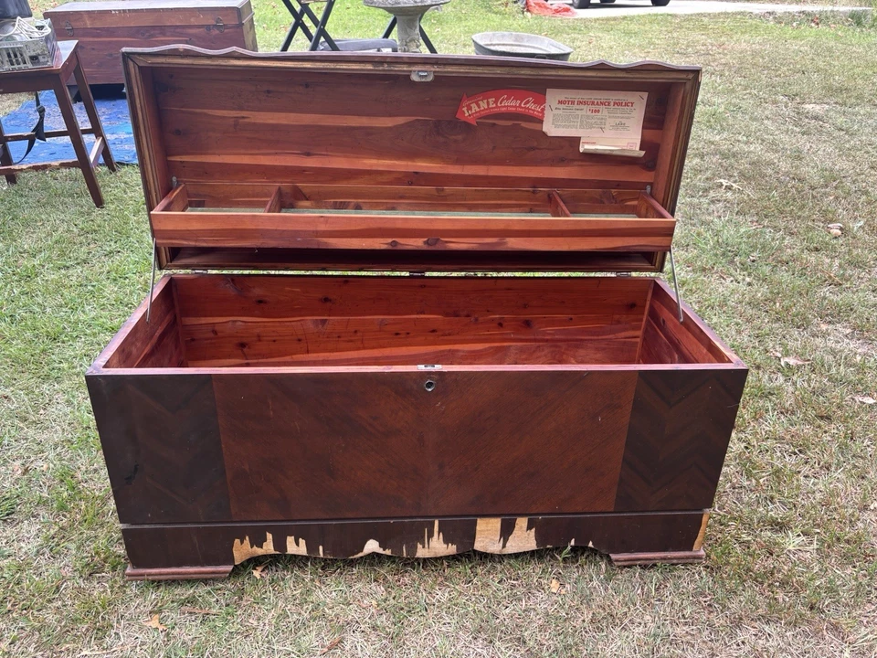 1941 Stunning Lane Art Deco Lane Cedar Trunk / Blanket Chest Waterfall Storage. - Image 4 of 4