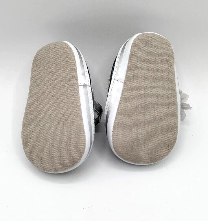 Zapatos de vestir bebé niña plateados brillantes con escalones de flores Foto 2 de 4
