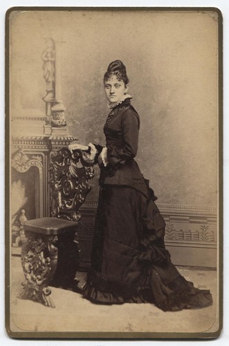 CABINET CARD LOVELY WOMAN CASTING HER GAZE YOUR WAY. NEW BEDFORD, MASS.