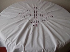 Belle nappe ronde entourée de DENTELLE avec larges BRODERIES centrales