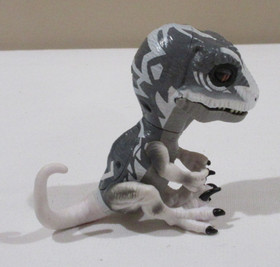 WowWee Fingerlings Untamed White Velociraptor Dinosaur (2017) Untested