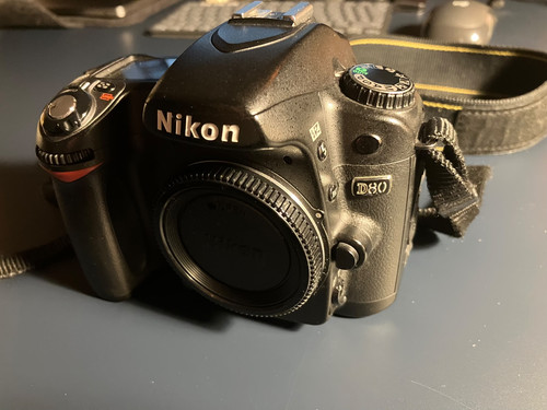Nikon D80 Digitalkamera (defekt) für Ersatzteile mit Ladegeräte MH-18a und Akku