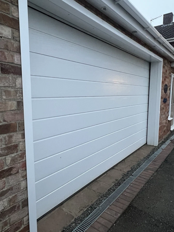 Electric Double Garage Door Garador 15ft wide (2.6m tall)   - Image 3 of 4