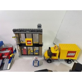 Lego City City Square #60097 w 11 figs! 95% complete- see description