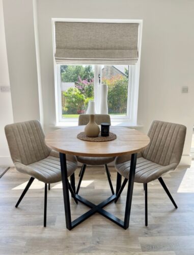 Round Oak Dining Room Table (without chairs)