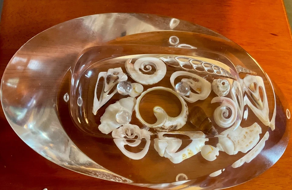 ACRYLIC SWIRL SOAP DISH W/REAL SEA SHELLS. APPROX 6.5" - Image 4 of 4