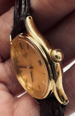 SEIKO ゴールド ソーラー電波腕時計 Seiko 7N82‑0101 Quartz Gold‑Tone Watch • Date • Leather Strap