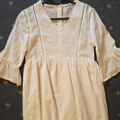 ESQ Damen Kleid kurz weiß Baumwolle Spitze Rüschen Stickerei V-Ausschnitt Gr. S