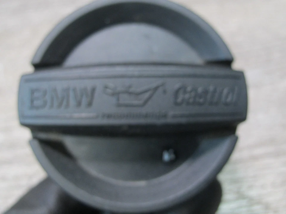 11-16 BMW F01 F02 F07 F12 F10 550i N63 MOTOR CUELLO DE LLENADO DE ACEITE CON TAPA 7507224 OEM Foto 3 de 4