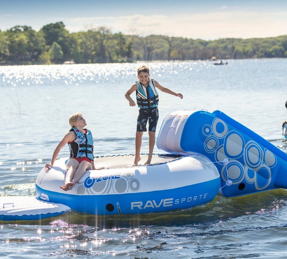 Paquete de gorila de agua inflable Rave Sports O-Zone Plus con tobogán y plataforma