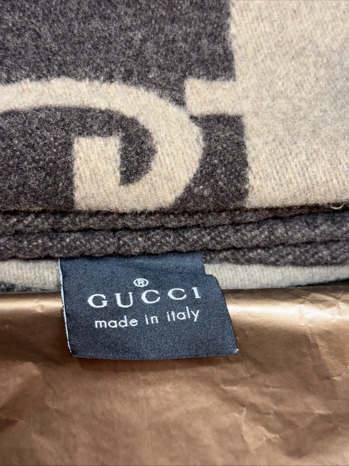 Manta GucciLuxury marrón y crema con logotipo y caja de Gucci Foto 3 de 4