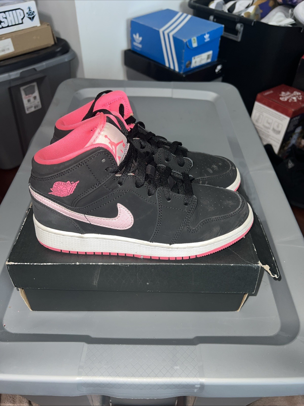 Nike Air Jordan 1 Mid Girl sz 5y Black Pink Athletic Shoe Sneakers 555112-066