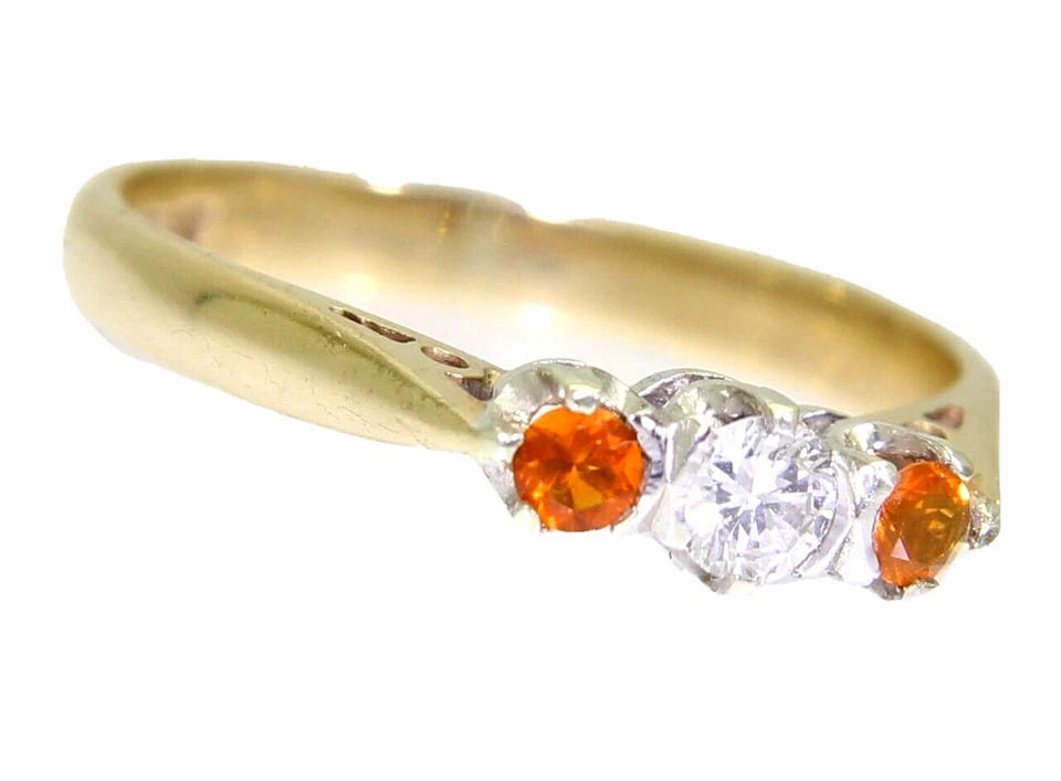 Anillo de oro amarillo de 9 quilates trilogía de diamantes y ópalo de fuego de 0,18 quilates talla L 1/2 ~ 6 Foto 3 de 4