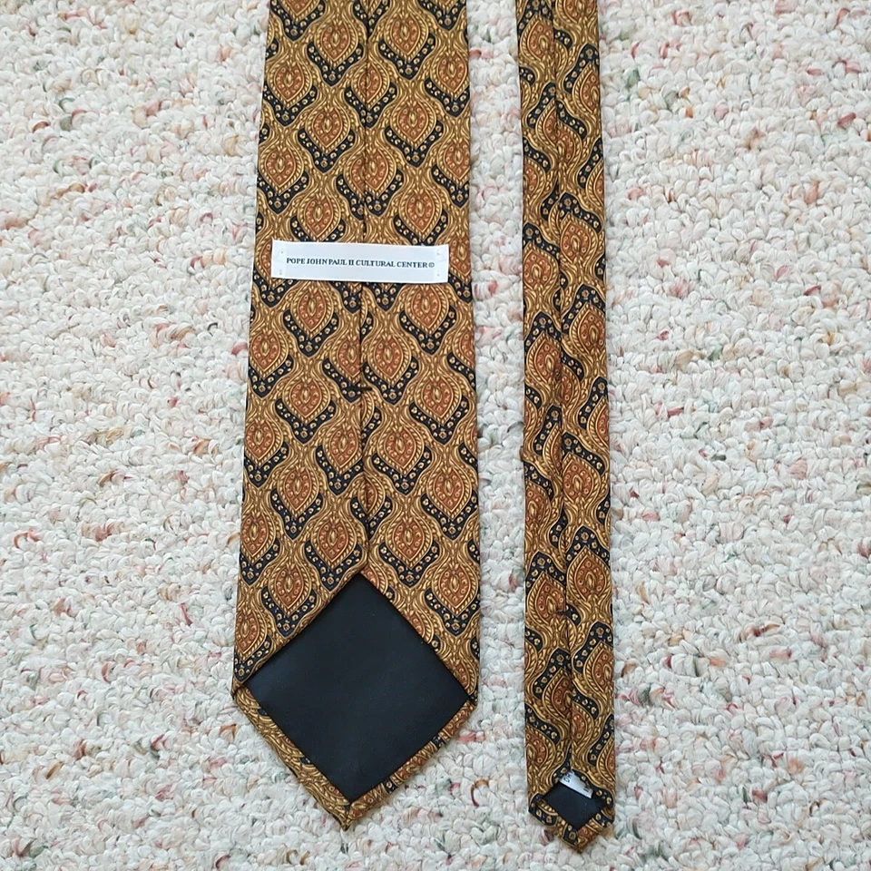 Corbata Centro Cultural Papa Juan Pablo II Marrón Geométrica 100% Seda EE. UU. 3,75" Foto 3 de 4