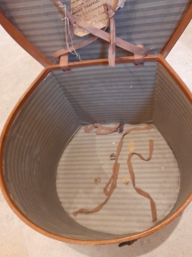 Large Leather Vintage Hat Box - Picture 11 of 20