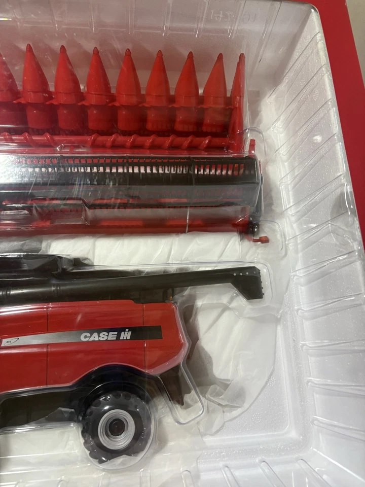 Ertl Case IH AFX8010 Combine With 2 Heads, Collector Edition, Diecast 1/32 - Image 4 of 4