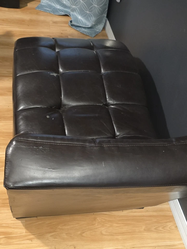 Chaise salón moderno marrón oscuro acolchado - cómodo y elegante - desgaste menor Foto 2 de 4