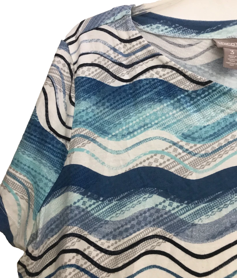 Blusa Chico's 3 Multicolor Estampado Gráfico Escote Asimétrico Camiseta Azul XL Foto 3 de 4