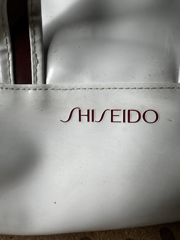 Bolsa de cosméticos Shiseido blanca y roja para el cuidado de la piel  Foto 2 de 4