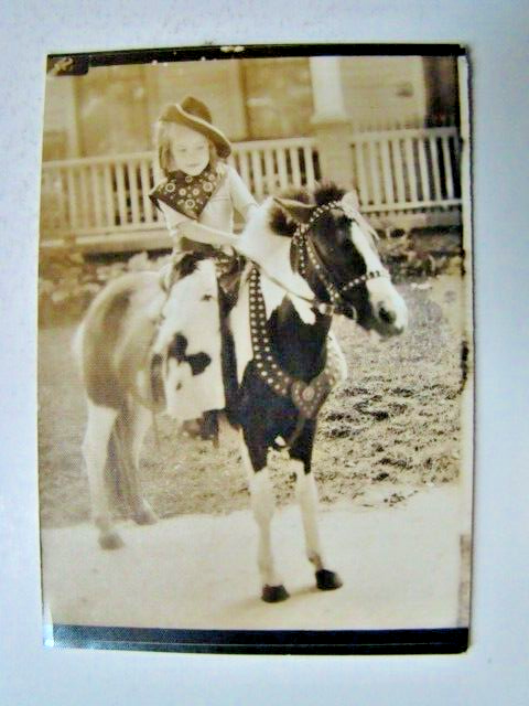 Abito da cowboy vintage bambina e cappello su pony fotografia 1938