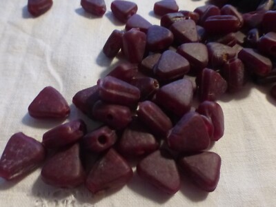 Lot De 100 Perles Vintage En Verre Bordeaux Mat Forme Triangle - Occasion - Origine France