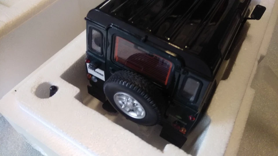 Land Rover Defender 90 - Aintree Green  1/18 Kyosho 08901G - Immagine 4 di 4