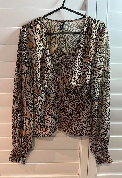 H&M women tops long sleeve casual blouse V neck Size M t-shirt 