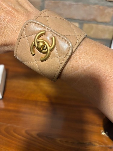 CHANEL Bracciale Trapuntato in Pelle Beige Logo CC, Anno 2019 - Usato come nuovo - Foto 2 di 5