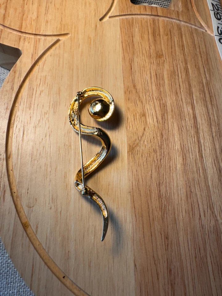 Vintage Avon PINO PEROLADO RABISCO TOM DOURADO COM PÉROLA FALSA 3 1/4"L J70 - Imagem 2 de 3