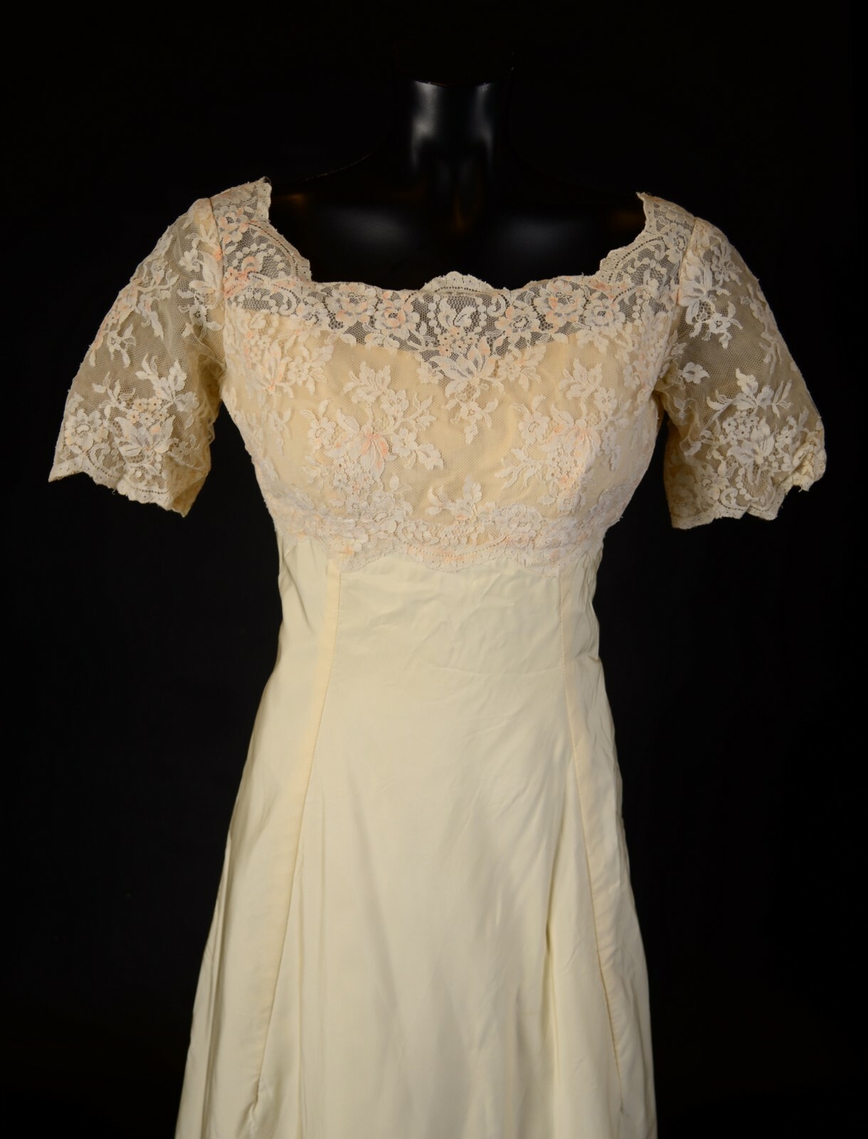 Union Made Vintage 1960s Ivory Lace Bodice Wedding Dr… Gem