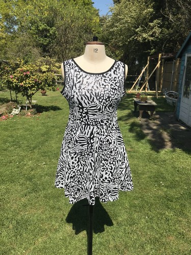 SIZE 12 SKATER STYLE MINI DRESS BLACK WHITE SMALL CIRCULAR SEQUINS RARE LONDON - Picture 5 of 10
