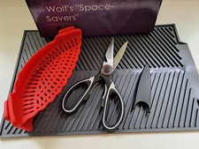 PAQUETE DE 3 PIEZAS WOLF'S SPACE SAVERS, COLADOR CON CLIP, TIJERAS, ALFOMBRILLA PARA SECAR PLATOS