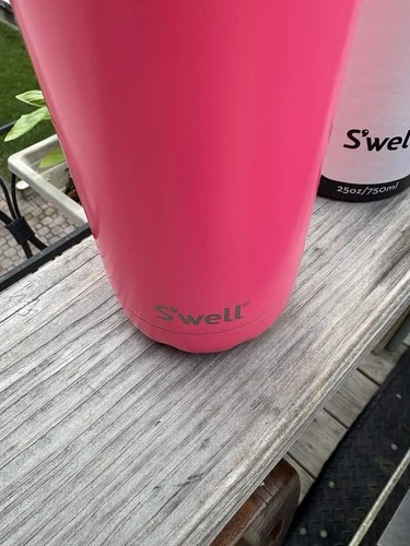 Swell Stainless Steel Bottle 25 Oz NIB  hard to find color Bikini Pink 