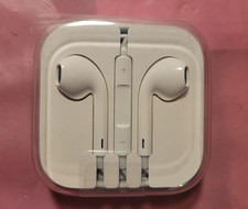 Genuine APPLE EARPODS 3.5mm Plug in adapter Built-in Remote, Mic, Volume Control