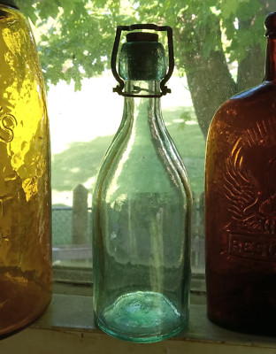 1860s UNEMBOSSED APPLIED BLOB TOP SQUAT SODA BOTTLE WITH PUTNAM CORK CLOSURE