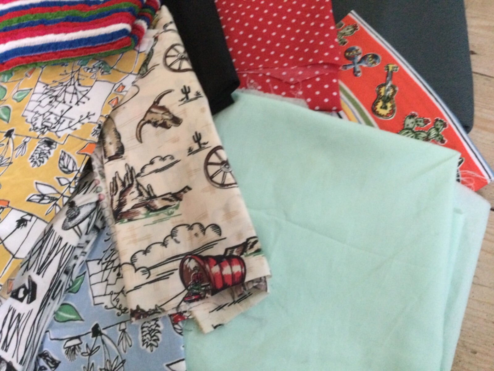 10 good size mixed Patchwork pieces,Doghouse Vint… - image 3