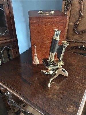 EIN HOCHWERTIGES ANTIKES MIKROSKOP IM MAHAGONI-GEHÄUSE, von Bryson aus EDINBURGH.