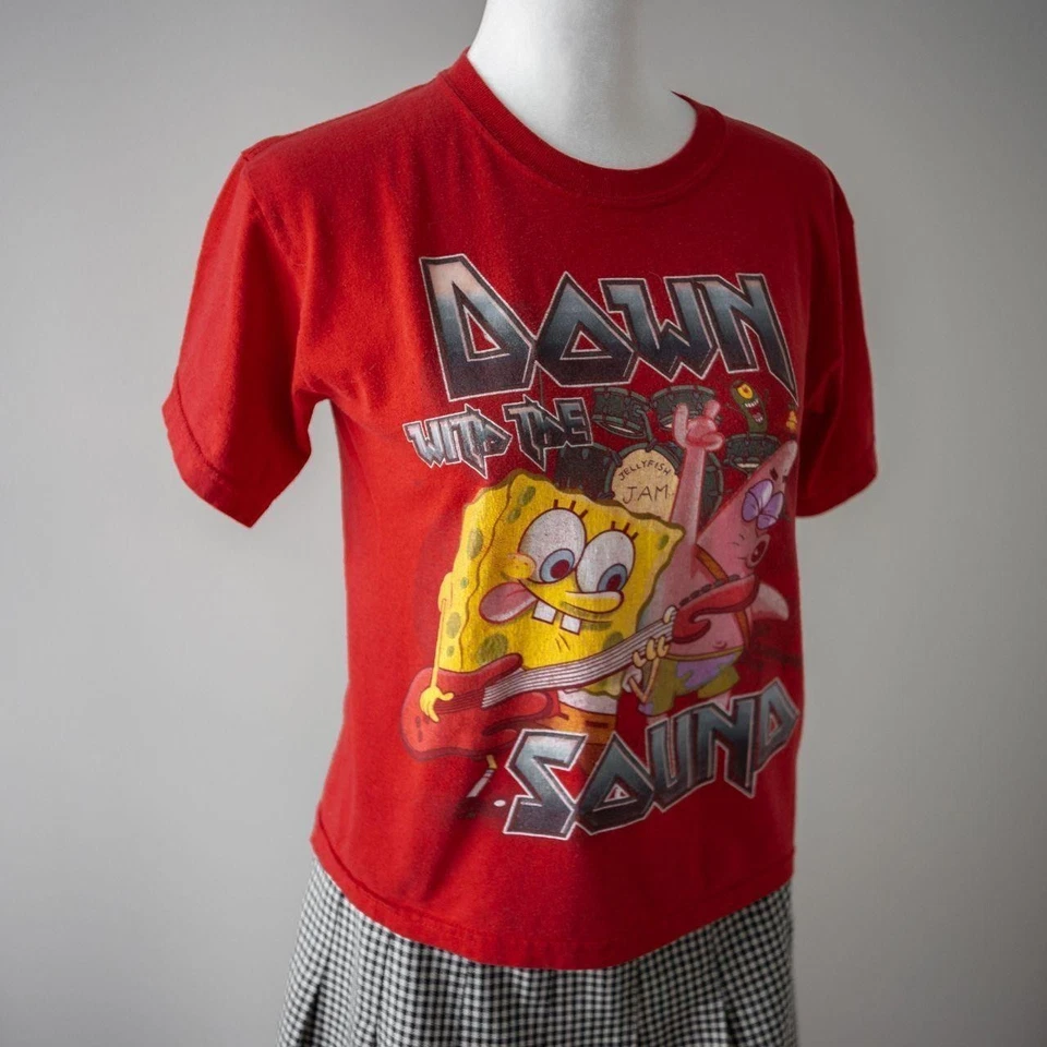 Camiseta roja para niños Nickelodeon Bob Esponja x Banda de Rock gráfica "Abajo el sonido" Foto 4 de 4
