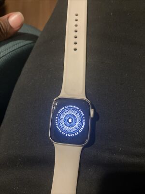 Apple Watch SE (2022) 40mm Starlight Aluminum Case with Sport Band, S/M (GPS...