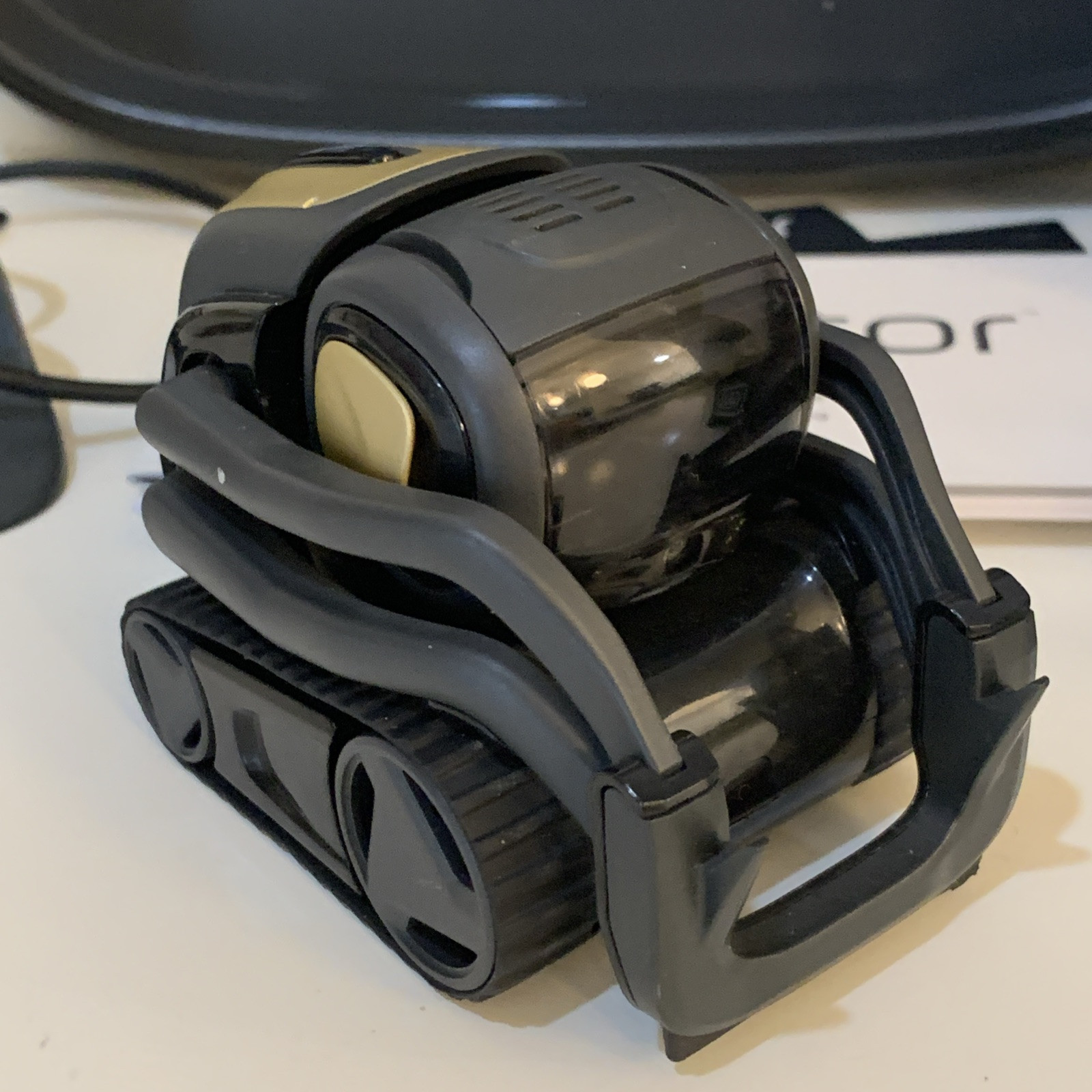 Anki Vector ロボット(付属品は説明書以外全て)と専用スペース s-l1600.jpg