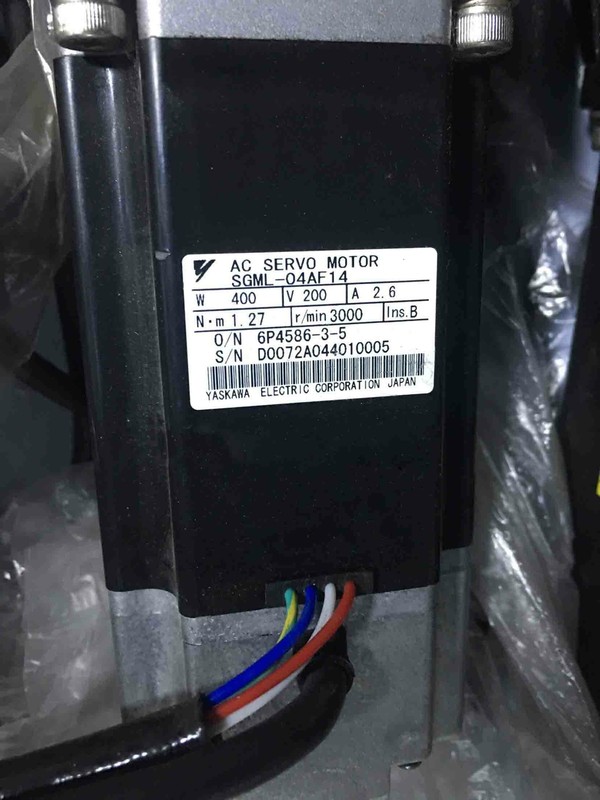 1PC Yaskawa AC Servo Motor SGML-04AF14 NEW