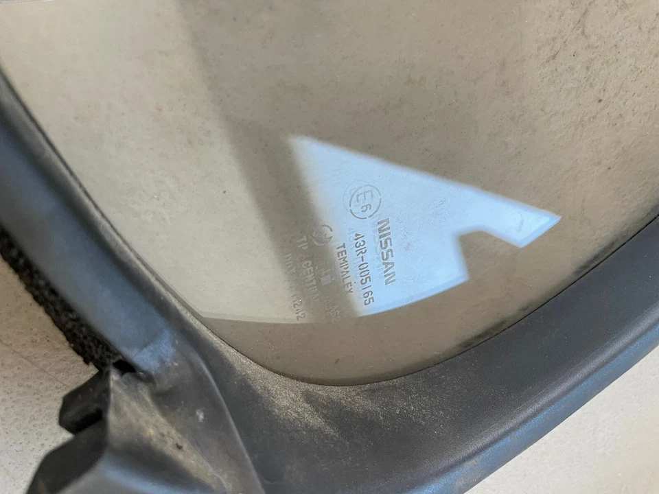 1995 Infiniti J30 RH Passenger Rear Quarter Window - Изображение 2 из 4