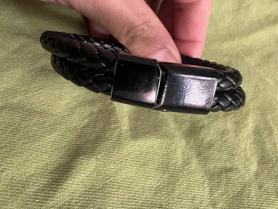 Pulsera de cuero trenzado doble para hombre con cierre magnético negro Foto 3 de 4